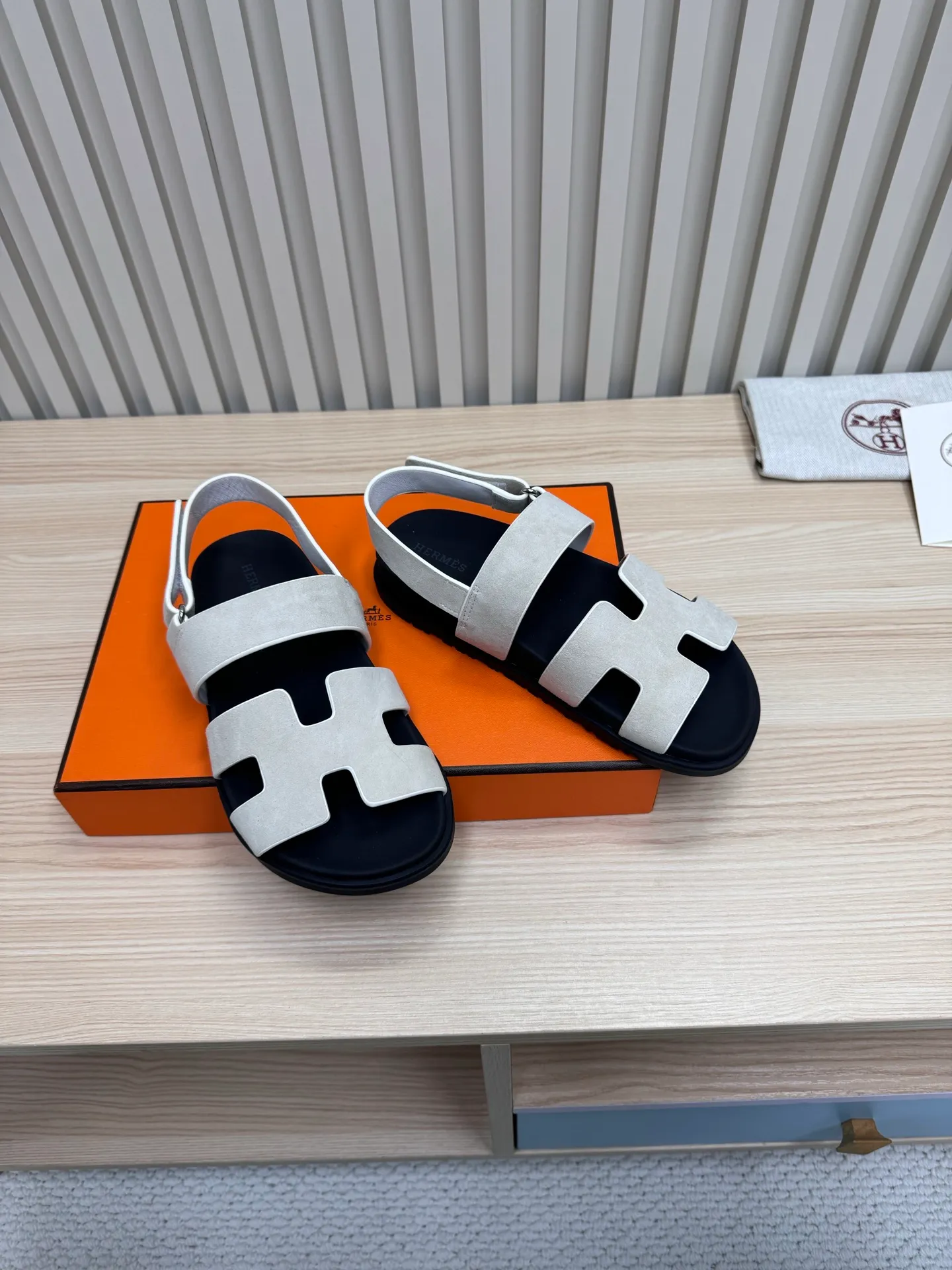 👟👟Ex-factory price 502👟👟Hermes🐎The extremely popular couple’s second uncle slippers/golden sandals and slippers, paired with various colorful socks, are so trendy!  ———————— Upper: imported cowhide/sheep leather/cloth/palmprint leather lining: imported cowhide/sheepskin outsole: Tpu non-slip and wear-resistant outsole Female size: 35-42 (40.41.42 non-returnable and non-exchangeable) Male code: 39-45 (45 non-returnable and non-exchangeable)